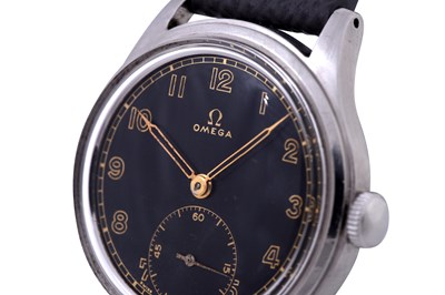 Lot 111 - A RARE MEN'S MILITARY OMEGA STAINLESS STEEL MANUAL WRISTWATCH FOR THE SEWDISH MARKET.