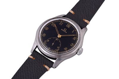 Lot 111 - A RARE MEN'S MILITARY OMEGA STAINLESS STEEL MANUAL WRISTWATCH FOR THE SEWDISH MARKET.