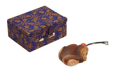 Lot 6 - λ A CHINESE AGATE CARVING OF A GROUP OF NUTS