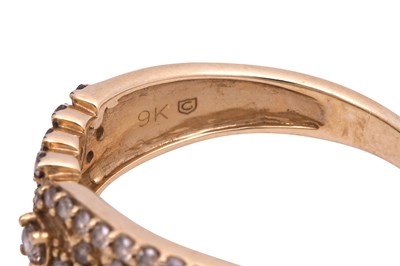 Lot 18 - A DIAMOND-SET YELLOW GOLD RING WITH LEAFY SPRIGS