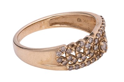 Lot 18 - A DIAMOND-SET YELLOW GOLD RING WITH LEAFY SPRIGS