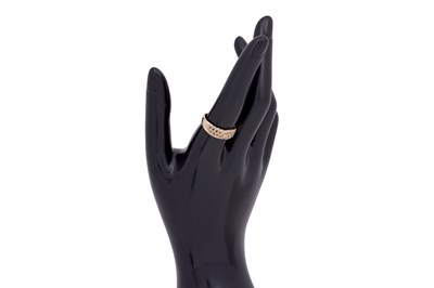 Lot 18 - A DIAMOND-SET YELLOW GOLD RING WITH LEAFY SPRIGS