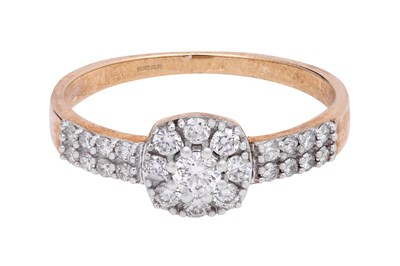 Lot 35 - A DIAMOND-SET YELLOW GOLD HALO RING