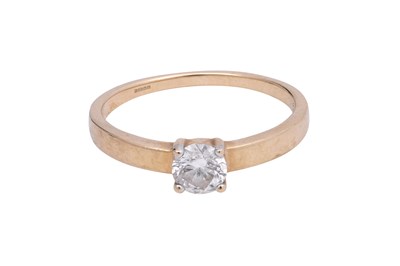 Lot 20 - A DIAMOND-SET SINGLE STONE YELLOW GOLD RING