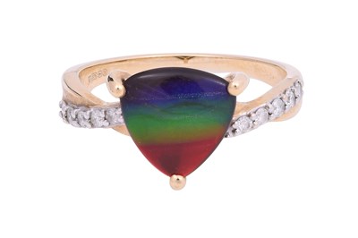 Lot 30 - AN AMMOLITE AND DIAMOND-SET YELLOW GOLD RING