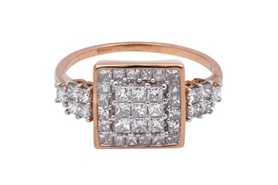 Lot 19 - A DIAMOND-SET YELLOW GOLD SQUARE TOMAS RAE RING