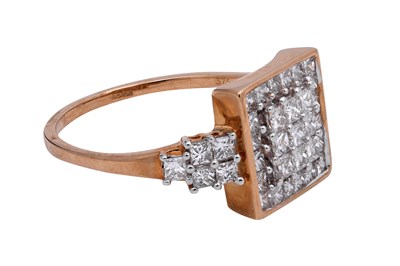 Lot 19 - A DIAMOND-SET YELLOW GOLD SQUARE TOMAS RAE RING