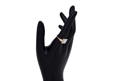 Lot 19 - A DIAMOND-SET YELLOW GOLD SQUARE TOMAS RAE RING