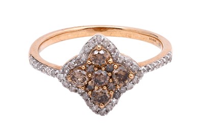 Lot 31 - A CAPE CHAMPAGNE AND WHITE DIAMOND-SET GOLD RING