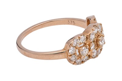 Lot 15 - A YELLOW DIAMOND-SET YELLOW GOLD RING