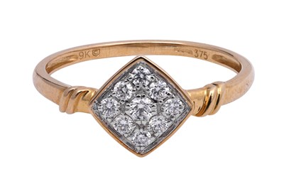 Lot 28 - A WHITE DIAMOND-SET YELLOW GOLD TOMAS RAE RING