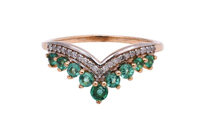 Lot 2 - AN EMERALD AND WHITE DIAMOND-SET YELLOW GOLD WISHBONE RING