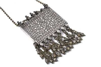 Lot 56 - AN OMANI SILVER NECKLACE WITH AMULET CASE (HIRZ)