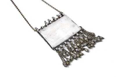 Lot 56 - AN OMANI SILVER NECKLACE WITH AMULET CASE (HIRZ)