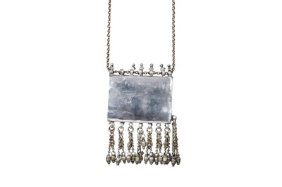 Lot 56 - AN OMANI SILVER NECKLACE WITH AMULET CASE (HIRZ)