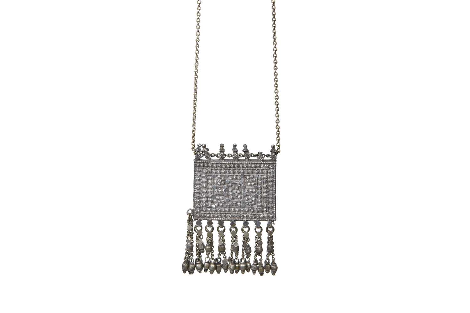 Lot 56 - AN OMANI SILVER NECKLACE WITH AMULET CASE (HIRZ)