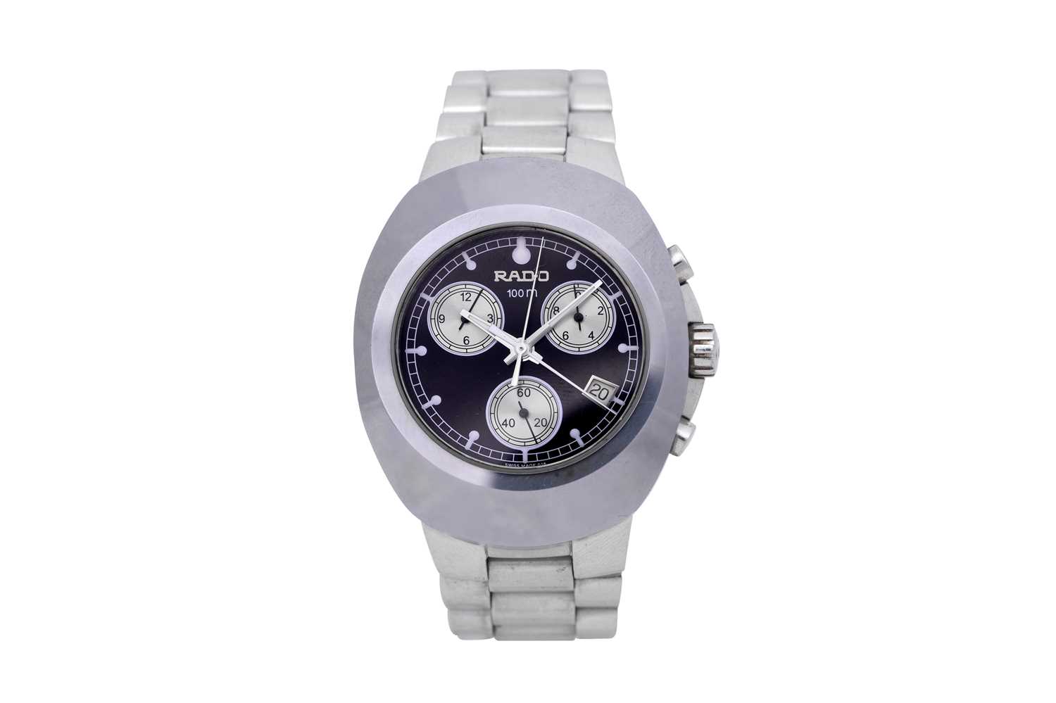 Lot 54 - A MEN'S RADO STAINLESS STEEL QUARTZ BRACELET WATCH