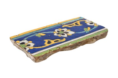 Lot 352 - A SAFAVID CUERDA SECA POTTERY BORDER TILE