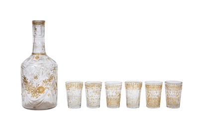 Lot 399 - A GILT BEYKOZ-STYLE CLEAR GLASS SPIRIT BOTTLE WITH SIX LIQUOR GLASSES