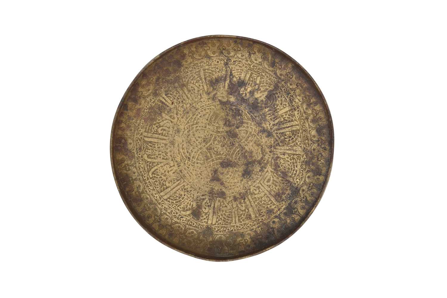 Lot 246 - AN ENGRAVED BRASS SELJUK SAUCER WITH KUFIC CALLIGRAPHY