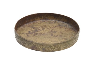 Lot 246 - AN ENGRAVED BRASS SELJUK SAUCER WITH KUFIC CALLIGRAPHY