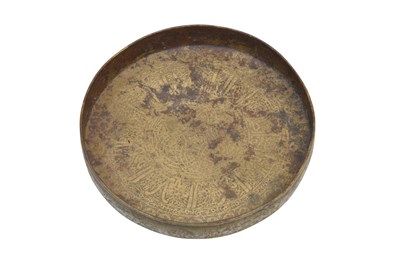 Lot 246 - AN ENGRAVED BRASS SELJUK SAUCER WITH KUFIC CALLIGRAPHY