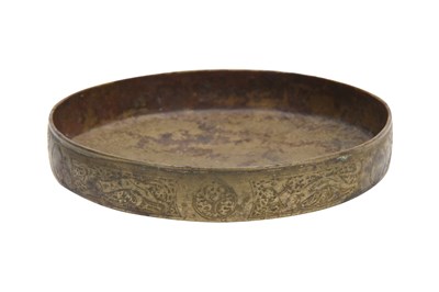 Lot 246 - AN ENGRAVED BRASS SELJUK SAUCER WITH KUFIC CALLIGRAPHY