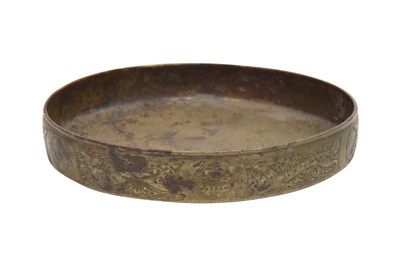 Lot 246 - AN ENGRAVED BRASS SELJUK SAUCER WITH KUFIC CALLIGRAPHY