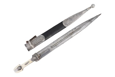 Lot 209 - A CAUCASIAN KHANJALI DAGGER (KINDJAL) WITH SILVER AND NIELLO MOUNTS