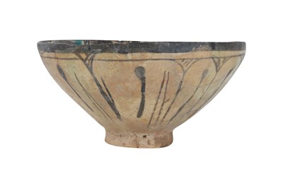 Lot 131 - A SULTANABAD POTTERY BOWL