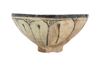 Lot 131 - A SULTANABAD POTTERY BOWL