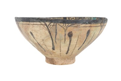Lot 131 - A SULTANABAD POTTERY BOWL
