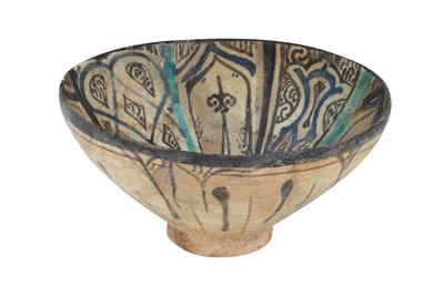 Lot 131 - A SULTANABAD POTTERY BOWL