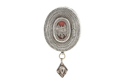 Lot 92 - A KAZAKH SILVER AND GLASS OVAL RING (ZHUZIK)