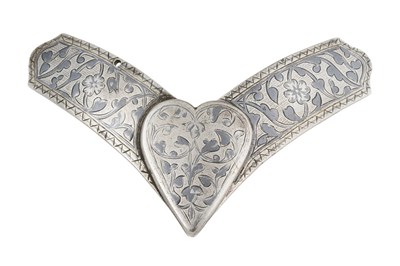 Lot 77 - A GEORGIAN SILVER AND NIELLO HEART-SHAPED BELT BUCKLE