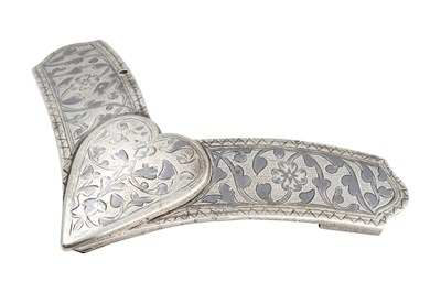 Lot 77 - A GEORGIAN SILVER AND NIELLO HEART-SHAPED BELT BUCKLE