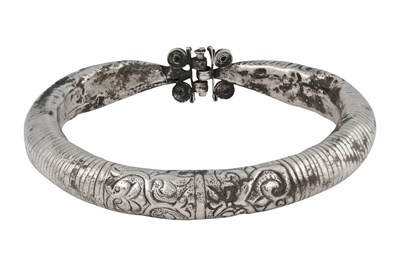 Lot 50 - A SELJUK SILVER ARMBAND WITH SPIRAL MOTIFS