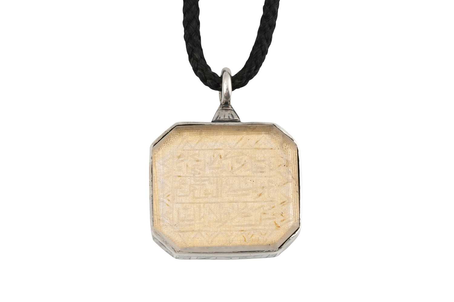 Lot 112 - AN ENGRAVED ROCK CRYSTAL SHI’A AMULET WITH FIGURAL SILVER AND NIELLO SETTING