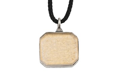 Lot 112 - AN ENGRAVED ROCK CRYSTAL SHI’A AMULET WITH FIGURAL SILVER AND NIELLO SETTING
