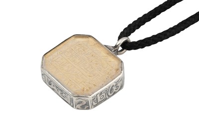 Lot 112 - AN ENGRAVED ROCK CRYSTAL SHI’A AMULET WITH FIGURAL SILVER AND NIELLO SETTING