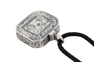 Lot 112 - AN ENGRAVED ROCK CRYSTAL SHI’A AMULET WITH FIGURAL SILVER AND NIELLO SETTING