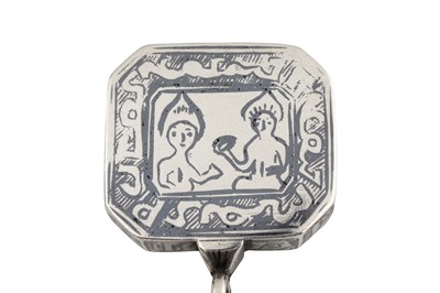 Lot 112 - AN ENGRAVED ROCK CRYSTAL SHI’A AMULET WITH FIGURAL SILVER AND NIELLO SETTING