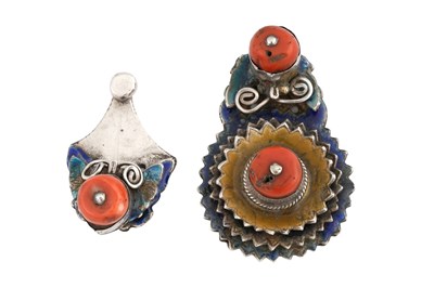 Lot 208 - A CHINESE POLYCHROME ENAMELLED SILVER BUCKLE WITH RED CORAL BEADS