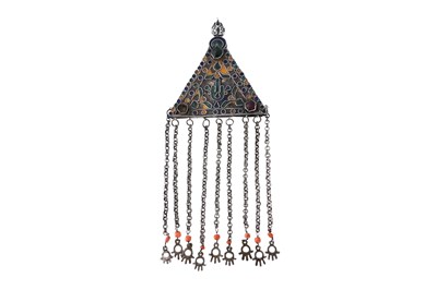 Lot 27 - A TUNISIAN POLYCHROME ENAMELLED TRIANGULAR SILVER PENDANT WITH HAMSA