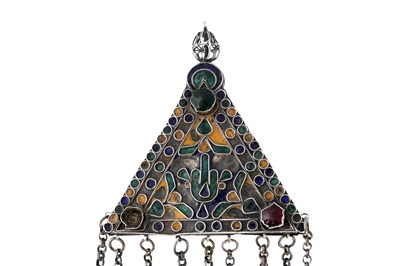 Lot 27 - A TUNISIAN POLYCHROME ENAMELLED TRIANGULAR SILVER PENDANT WITH HAMSA