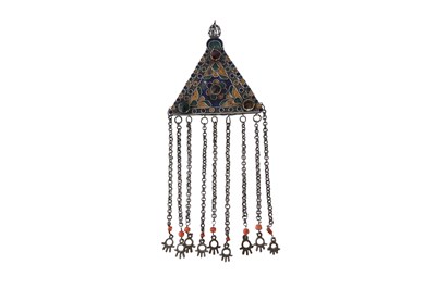 Lot 27 - A TUNISIAN POLYCHROME ENAMELLED TRIANGULAR SILVER PENDANT WITH HAMSA