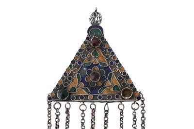 Lot 27 - A TUNISIAN POLYCHROME ENAMELLED TRIANGULAR SILVER PENDANT WITH HAMSA