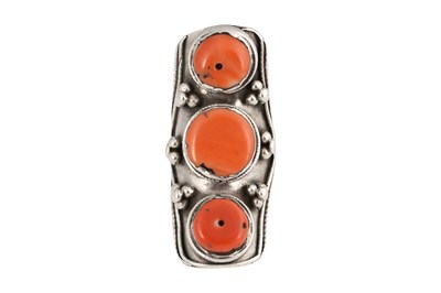 Lot 126 - A TIBETAN KHAMPA CORAL-SET MALE 'SADDLE' SILVER RING