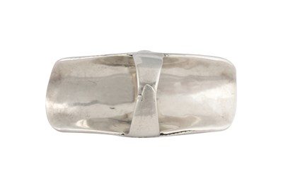 Lot 126 - A TIBETAN KHAMPA CORAL-SET MALE 'SADDLE' SILVER RING