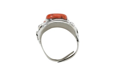 Lot 126 - A TIBETAN KHAMPA CORAL-SET MALE 'SADDLE' SILVER RING